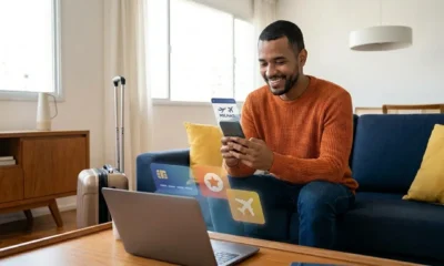 O que são milhas aéreas viajante pesquisando passagens com milhas no celular antes de viajar
