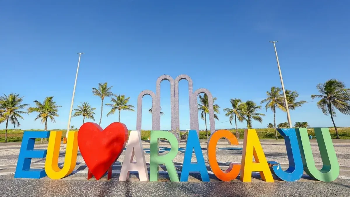 Aracaju é bom para viajar com vista da Orla de Atalaia e praia na capital sergipana