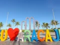 Aracaju é bom para viajar com vista da Orla de Atalaia e praia na capital sergipana