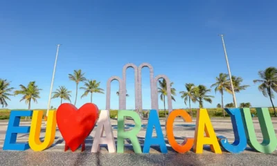 Aracaju é bom para viajar com vista da Orla de Atalaia e praia na capital sergipana