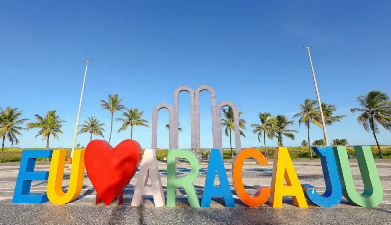 Aracaju é bom para viajar com vista da Orla de Atalaia e praia na capital sergipana