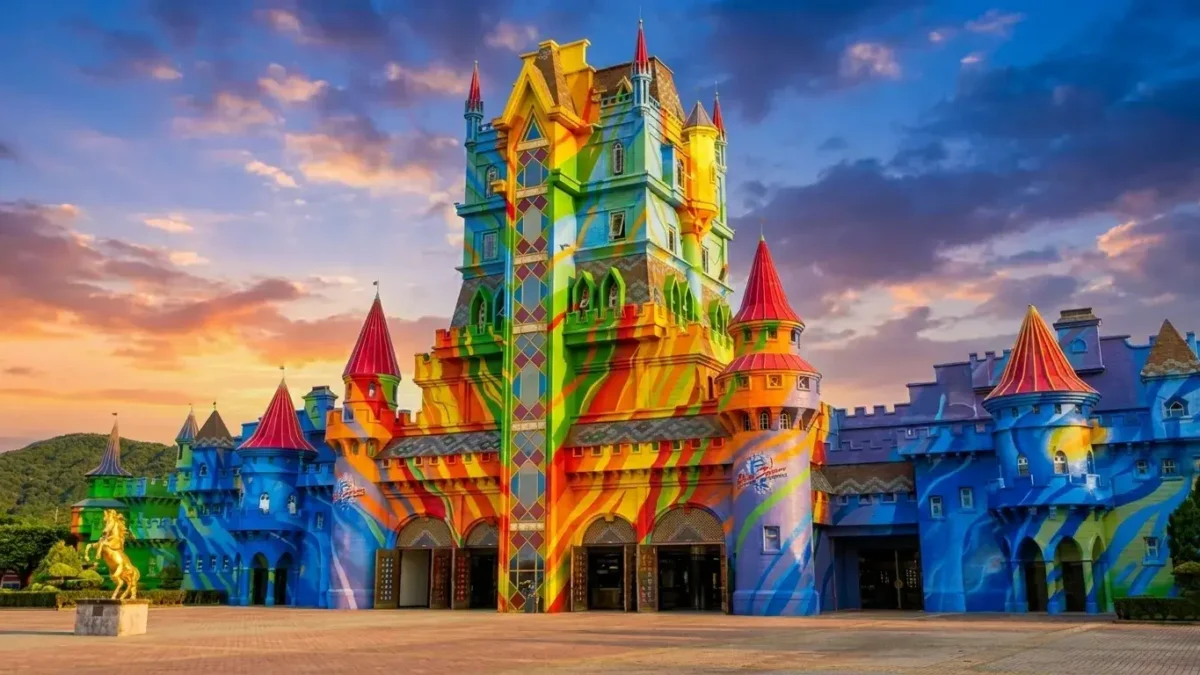 Castelo colorido do Beto Carrero World iluminado pelo pôr do sol em Penha, Santa Catarina.