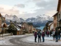 Cidades que nevam na Argentina com montanhas e paisagem urbana cobertas de neve