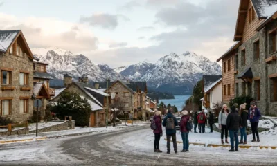 Cidades que nevam na Argentina com montanhas e paisagem urbana cobertas de neve