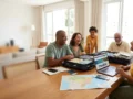 Família organizando pacote de viagem para família com malas, celular e roteiro sobre a mesa