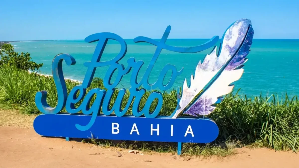 Letreiro de Porto Seguro com vista para o mar azul na Bahia hotéis baratos em Porto Seguro