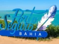 Letreiro de Porto Seguro com vista para o mar azul na Bahia hotéis baratos em Porto Seguro