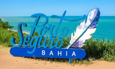 Letreiro de Porto Seguro com vista para o mar azul na Bahia hotéis baratos em Porto Seguro