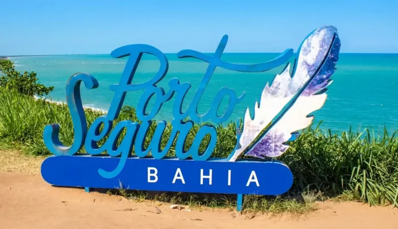 Letreiro de Porto Seguro com vista para o mar azul na Bahia hotéis baratos em Porto Seguro