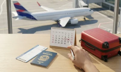 Passagem, calendário e mala representando como remarcar passagem aérea LATAM