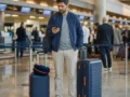 Como saber se a passagem inclui bagagem antes de finalizar a compra - destacada: Viajante conferindo se a passagem inclui bagagem antes de embarcar