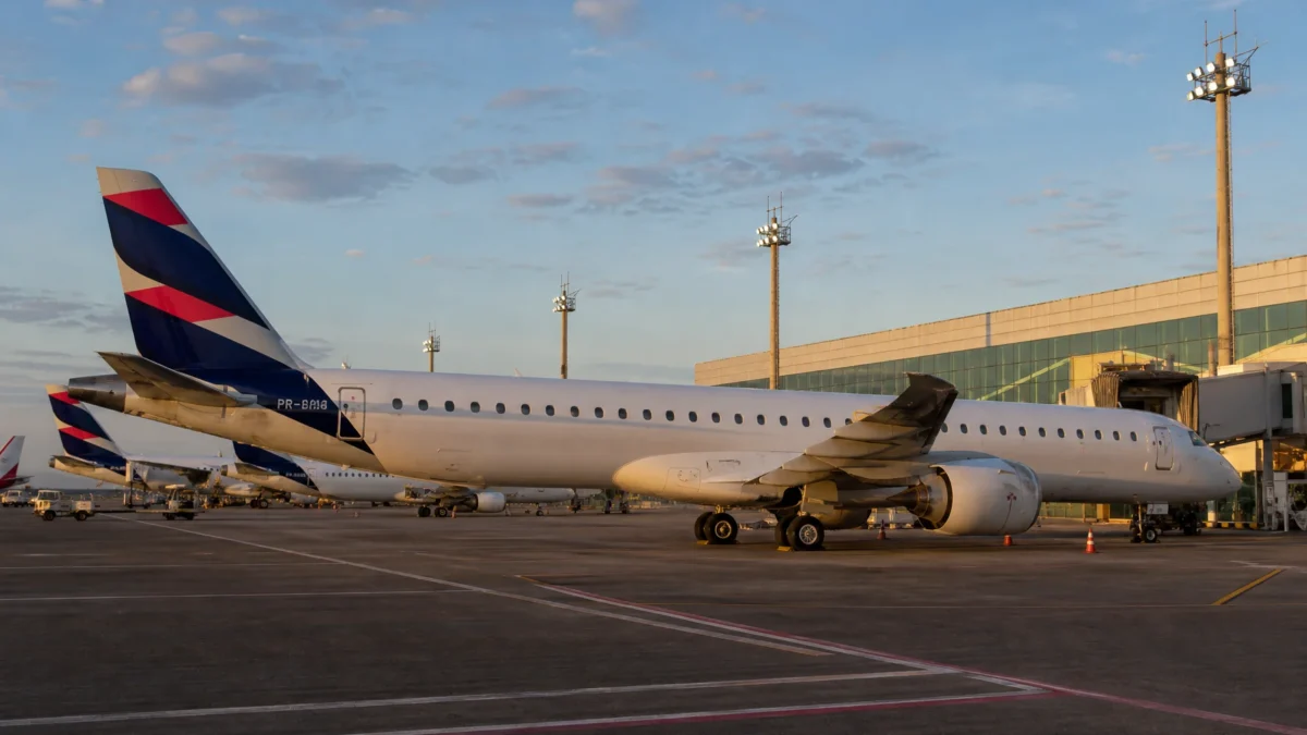 LATAM detalha novos voos nacionais com jatos Embraer em encontro em Brasília
