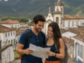 Lugares baratos para viajar em setembro: destinos e como economizar - destacada: Casal planejando lugares baratos para viajar em setembro em cidade histórica brasileira