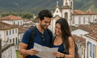 Lugares baratos para viajar em setembro: destinos e como economizar - destacada: Casal planejando lugares baratos para viajar em setembro em cidade histórica brasileira