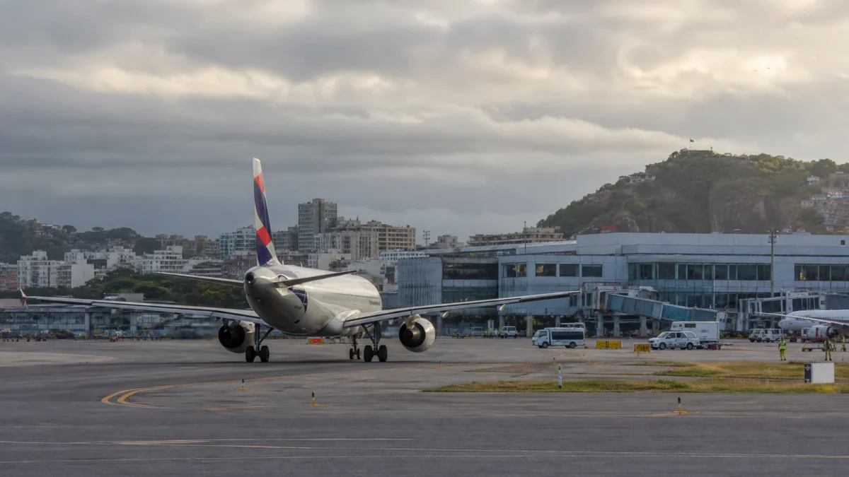 Aeroporto carioca retoma operações, mas voos para Brasília e São Paulo ainda sofrem interrupções