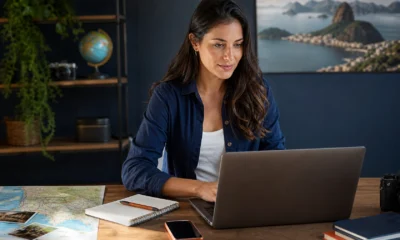 Afiliado precisa de CNPJ? Entenda quando atuar como pessoa física - Criador de conteúdo organizando materiais para cadastro de afiliado em notebook