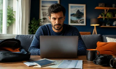 Como saber se um site de passagens aéreas é confiável antes de comprar - Viajante verificando se um site de passagens aéreas é confiável antes da compra
