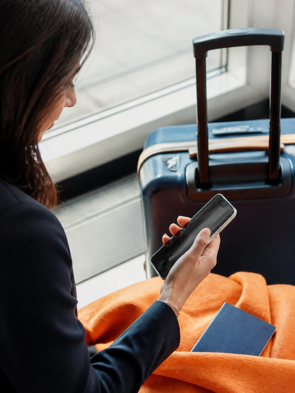 Como transferir pontos Livelo para TAP Miles&Go sem perder oportunidades - Viajante consultando como transferir pontos Livelo para TAP antes de planejar uma viagem