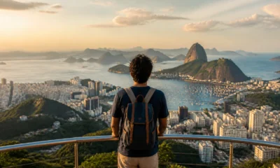 Destinos para viajar sozinho no Brasil: como escolher com segurança - Viajante solo observando uma cidade brasileira durante viagem
