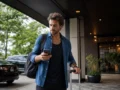 Estacionamento de hotel é gratuito? Saiba o que conferir na reserva - destacada: Estacionamento de hotel com carros estacionados em frente à entrada