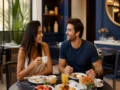 Hotel com café da manhã vale a pena? Veja quando a diária compensa - destacada: Casal tomando café da manhã em hotel durante viagem
