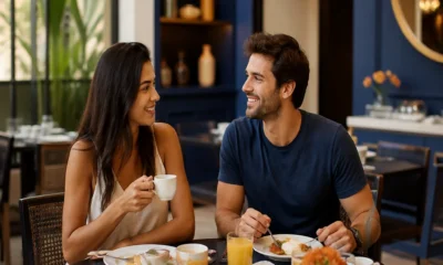 Hotel com café da manhã vale a pena? Veja quando a diária compensa - destacada: Casal tomando café da manhã em hotel durante viagem