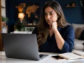Link de afiliado não gera vendas? Entenda o que pode estar travando - Criador de conteúdo analisando desempenho de link de afiliado em notebook