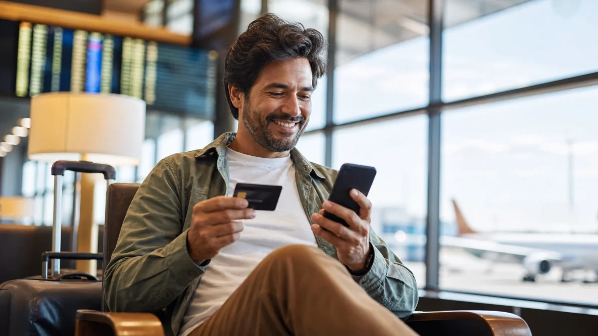 Emissão de bilhetes rende 2x pontos para clientes do cartão LATAM Pass Itaú