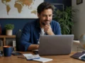 O que determina o valor do milheiro e por que ele varia - Pessoa analisando o valor do milheiro e a cotação de milhas em um notebook