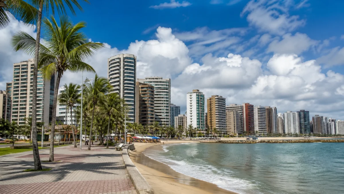 Onde ficar em Fortaleza: escolha o bairro ideal para sua viagem - Vista da orla de Fortaleza com hotéis e praia em Meireles