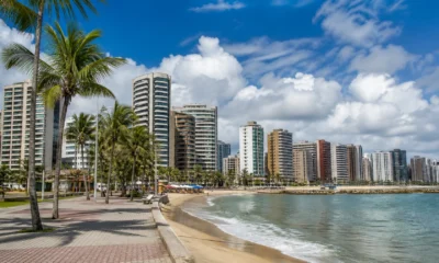 Onde ficar em Fortaleza: escolha o bairro ideal para sua viagem - Vista da orla de Fortaleza com hotéis e praia em Meireles