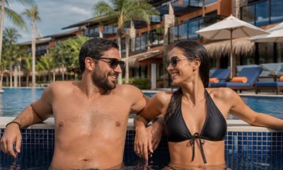 Pacote de viagem all inclusive vale a pena? Saiba quando compensa - destacada: Casal aproveitando área externa de resort all inclusive durante uma viagem
