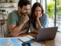 Pacote de viagem internacional vale a pena? Compare antes de fechar - destacada: Casal analisando pacote de viagem internacional com passagem e hotel