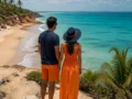 Pacote de viagem para o Nordeste: como escolher sem errar - destacada: Casal observando uma praia nordestina ao escolher pacote de viagem para o Nordeste