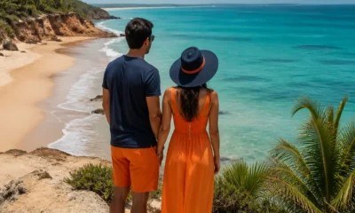 Pacote de viagem para o Nordeste: como escolher sem errar - destacada: Casal observando uma praia nordestina ao escolher pacote de viagem para o Nordeste