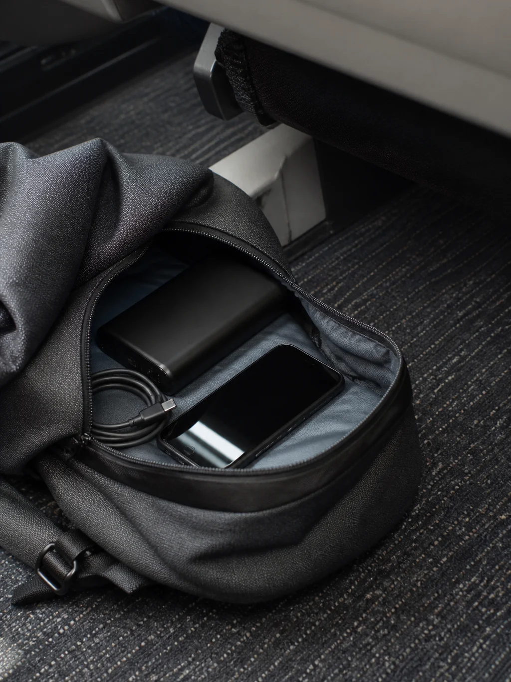 Pode levar power bank no avião? Saiba onde guardar com segurança - Power bank na bagagem de mão de passageiro em aeroporto