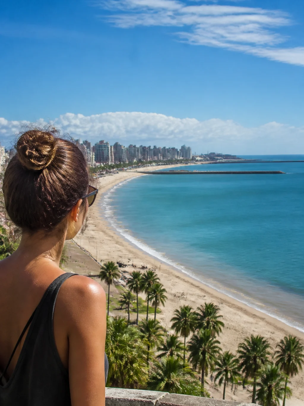 Quantos dias ficar em Fortaleza para conhecer praias e passeios - Viajante observando a costa de Fortaleza para planejar quantos dias ficar na cidade