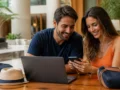 Reservar hotel direto ou por agência: como escolher com segurança - Casal comparando opções para reservar hotel direto ou por agência