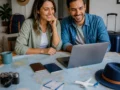 Vale a pena usar milhas em viagem internacional? Saiba comparar antes de emitir - destacada: Casal comparando milhas e tarifas para uma viagem internacional