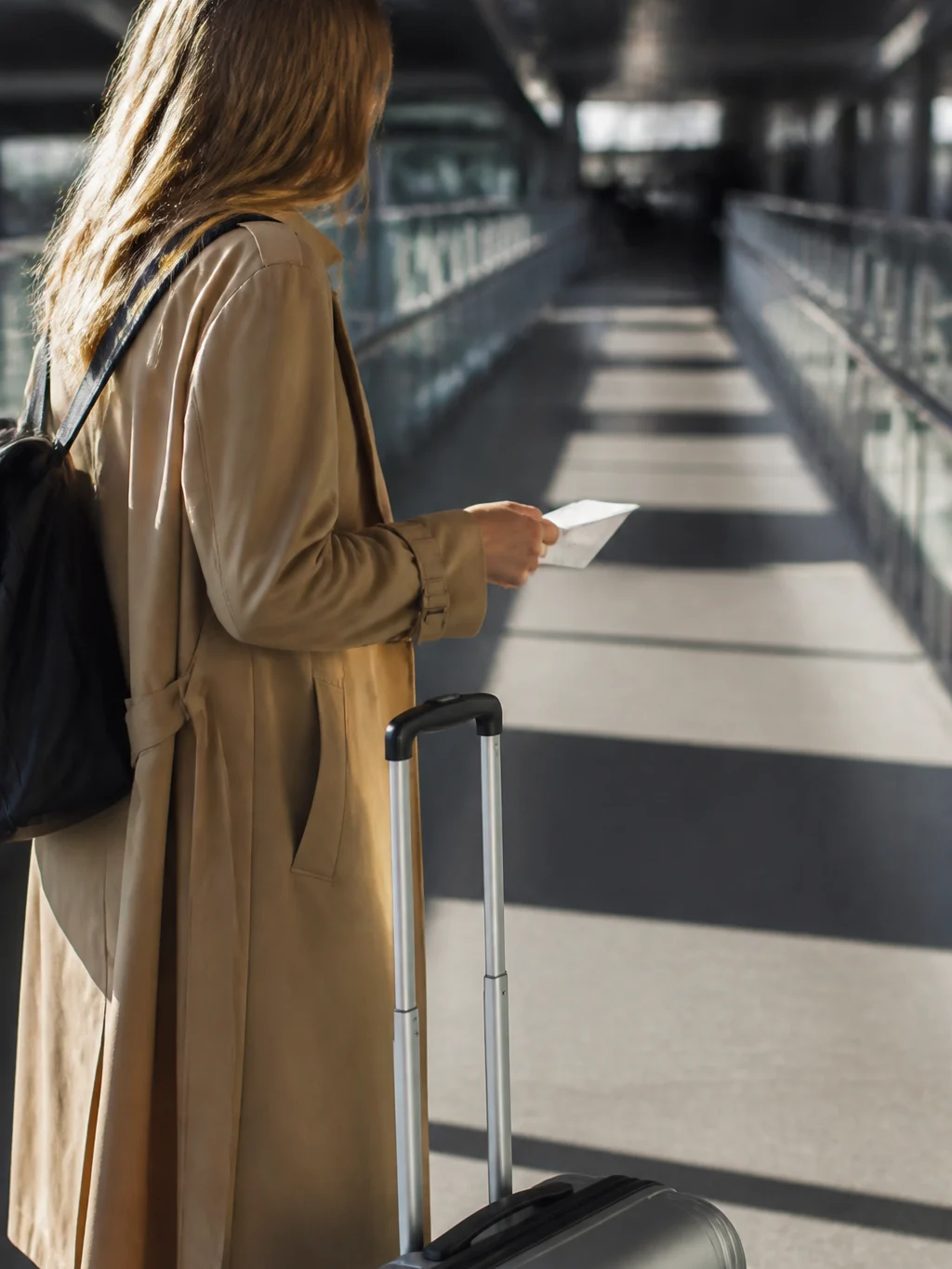Bagagem em voo com conexão: quando a mala segue até o destino - Viajante com mala durante bagagem em voo com conexão