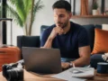 Como emitir passagem Smiles e comparar milhas, taxas e dinheiro - Passageiro pesquisando como emitir passagem Smiles em notebook antes de uma viagem