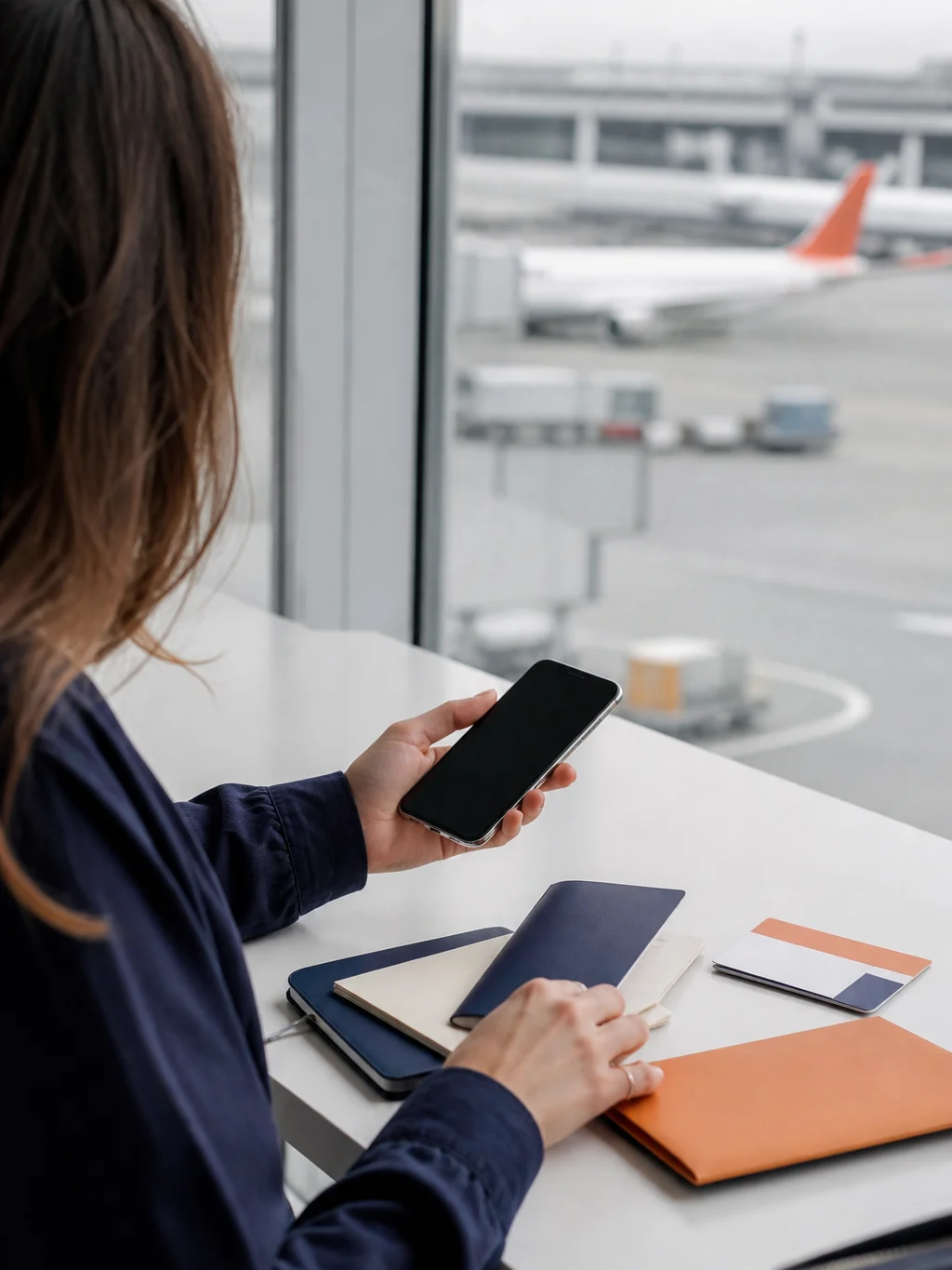 Como vender milhas TAP Miles&Go com mais segurança e avaliar a cotação - Pessoa avaliando condições para vender milhas TAP Miles&Go antes de solicitar cotação