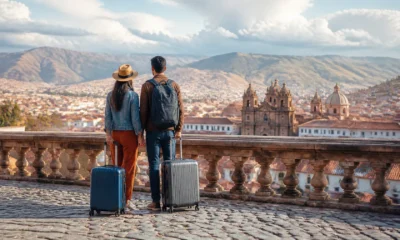 Destinos baratos na América do Sul: como planejar sem surpresas - Casal viajante observando paisagem urbana em um destino barato na América do Sul
