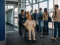 Embarque prioritário: quem tem direito e como funciona no aeroporto - Passageira com mobilidade reduzida recebendo embarque prioritário no aeroporto