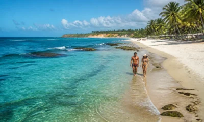 Fortaleza ou Maceió: qual destino combina mais com a sua viagem? - Vista aérea de praia nordestina comparando cenários de Fortaleza ou Maceió