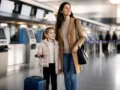Menor desacompanhado no avião: regras, documentos e cuidados - Menor desacompanhado no avião acompanhado por responsável no aeroporto antes do embarque