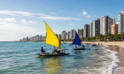 O que fazer em Fortaleza: praias, cultura e passeios para planejar - Vista da orla e das praias de Fortaleza com jangadas e prédios ao fundo