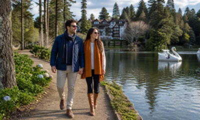 O que fazer em Gramado: atrações e passeios para montar uma viagem equilibrada - Casal caminhando pelo Lago Negro durante viagem para Gramado