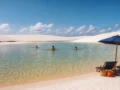 O que fazer em Jericoacoara: praias, lagoas e passeios para combinar - Lagoa de águas claras entre dunas em Jericoacoara