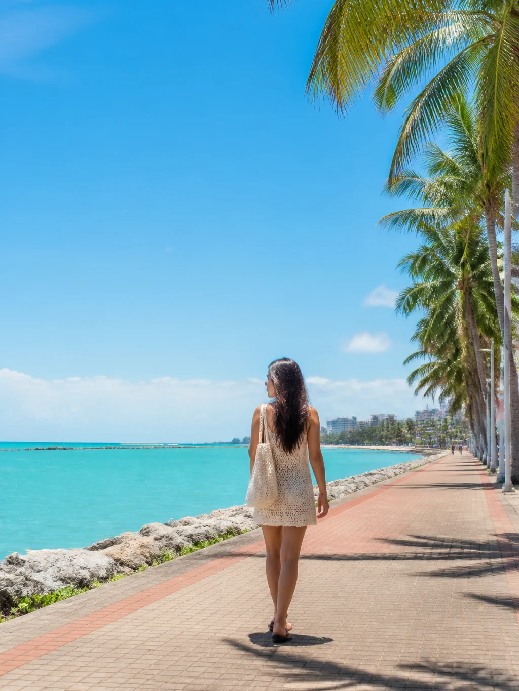 O que fazer em Maceió: praias, passeios e dicas para aproveitar a viagem - Viajante caminhando pela orla entre as praias de Maceió e o mar azul